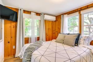 All-Season Vernon Township Lake House Retreat!