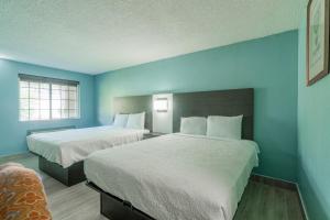 2 Queen Beds Non-Smoking room in Plaza Inn & Suites