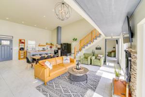 Lake Taneycomo Views Family-Friendly Cabin!