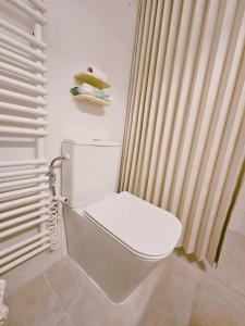 Acropolis Dream Apartment - 50sqm 2BR Big Living Room with Large Terrace Next to Siggrou FIX Subway Station in the City Center