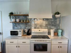 Martin Mill, Santa Fe Inspired Bungalow, 5 minutes to downtown