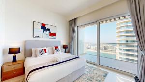 Vacationer Holiday Homes I Sophisticated 2 Bed l Sea Views l Pool & Beach Access