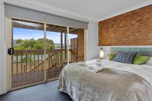 Coastal Gem - pool table and views