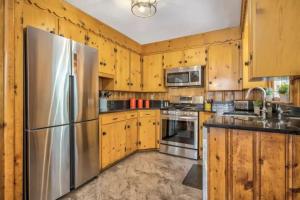 Serenity Pines Hideaway w HotTub