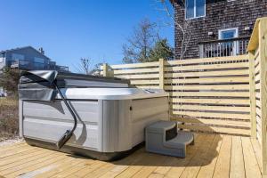 1-Min walk to Beach Ocean Views Hot Tub