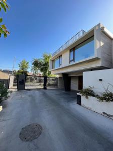 House 3 bedrooms 4 bathrooms & garden