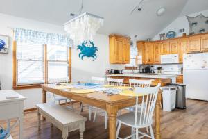 Steps to Beach Hot Tub and Community Pool Access