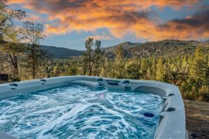 Hilltop Haven- Bright and Modern Cabin w hot tub and stunning views