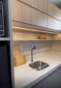 Apartamento moderno com 2 quartos e cama queen-size