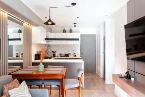 Designer apt with pool Miraflores