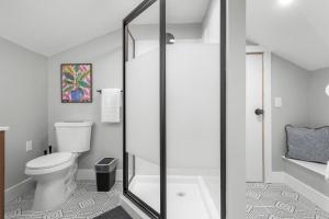 Walk to Mohegan! Modern 3BR Home Getaway