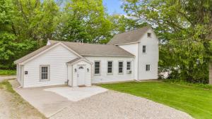 Walk to Mohegan! Modern 3BR Home Getaway