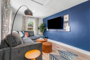 Walk to Mohegan! Modern 3BR Home Getaway