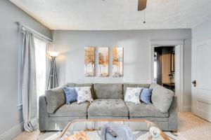 Less Than 2 Mi to Hospitals and University South Wedge Apt!