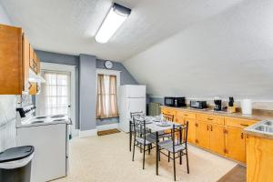 Less Than 2 Mi to Hospitals and University South Wedge Apt!