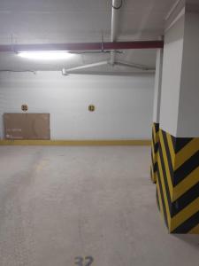 Departamento en el piso 13 para parejas más sofá cama, balcón privado con vista al centro de la ciudad, piscina en la terraza en el piso 17 y con parqueo privado