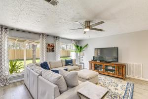 6 Mi to Clear Lake Family Home with Patio and Yard - 3hvězdičkové hotely ve městě Webster