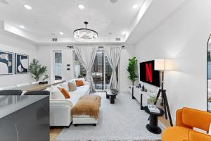 Luxury 3BR Backyard Oasis Close to NYC FirePit