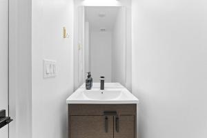 Luxury 3BR Backyard Oasis Close to NYC FirePit