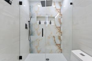 Luxury 3BR Backyard Oasis Close to NYC FirePit