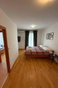 Apartments with parking space Trogir - 24226