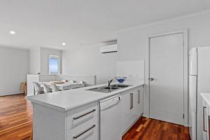 One Merino Panoramic Beach House Modern Sleeps 10