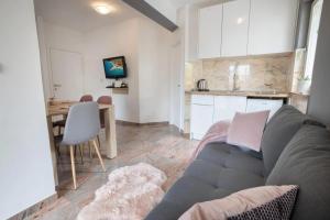 Apartments with WiFi Makarska - 24438