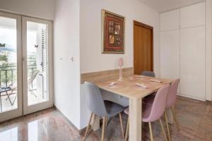 Apartments with WiFi Makarska - 24438