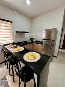 Departamento en el piso 13 para parejas más sofá cama, balcón privado con vista al centro de la ciudad, piscina en la terraza en el piso 17 y con parqueo privado