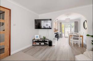 Modern Coastal Retreat, HotTub, Fire Pit, Pets welcome