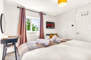 Wheatley House - Great Location - Free Parking, Self-Check-In, Fast Wifi and Smart TVs by Yoko Property