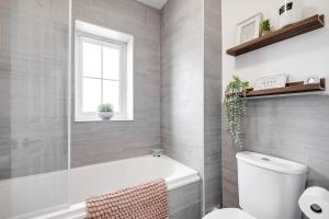 Wheatley House - Great Location - Free Parking, Self-Check-In, Fast Wifi and Smart TVs by Yoko Property