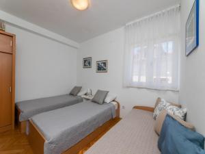 Villa Supetar Garden - Two Bedroom Apartment with Balcony