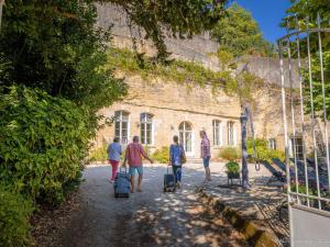 Maisons de vacances Maison troglodyte elegante avec spa, salle de jeux et jardin clos a Vouvray - FR-1-381-87 : photos des chambres