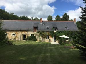 Maisons de vacances Gite enchanteur 4 km de Chinon avec jardin prive, cheminee, salle de jeux et equipements bebe inclus - FR-1-381-188 : photos des chambres