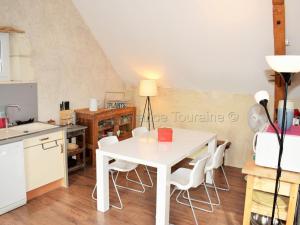 Maisons de vacances Gite de charme avec Spa privatif en Touraine - proche chateaux, zoo, et balades pittoresques - FR-1-381-84 : photos des chambres