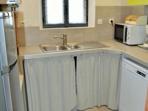 Maisons de vacances Gite atypique troglodytique, calme, proche de la Loire, tout inclus, avec cour privative et garage - FR-1-381-280 : photos des chambres