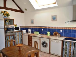 Maisons de vacances Gite de charme pres des Chateaux de la Loire avec jardin, terrasse et equipements pour familles - FR-1-381-359 : photos des chambres