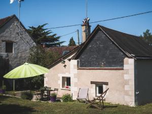 Maisons de vacances Charmante maison proche Chateaux de la Loire, jardin prive, parfait pour couples et familles - FR-1-381-371 : photos des chambres