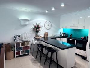 Tropical Escapes Palm Cove - Absolute Ocean Front Apartment