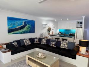 Tropical Escapes Palm Cove - Absolute Ocean Front Apartment