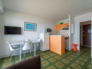 Studio cabine avec balcon, parking privé, accès direct plage, proche centre ville - FR-1-319-44