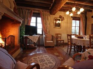 Maisons de vacances Gite familial avec grand jardin fleuri, cheminee et activites exterieures, proche Petite Cite de Caractere - FR-1-497-38 : photos des chambres