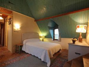 Maisons de vacances Gite familial avec grand jardin fleuri, cheminee et activites exterieures, proche Petite Cite de Caractere - FR-1-497-38 : photos des chambres