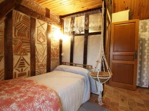 Maisons de vacances Gite familial avec grand jardin fleuri, cheminee et activites exterieures, proche Petite Cite de Caractere - FR-1-497-38 : photos des chambres
