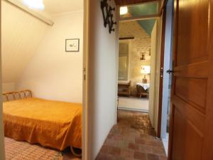 Maisons de vacances Gite familial avec grand jardin fleuri, cheminee et activites exterieures, proche Petite Cite de Caractere - FR-1-497-38 : photos des chambres