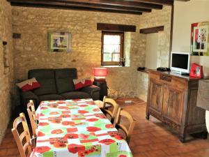 Maisons de vacances Maison chaleureuse pres de Sarlat avec jardin clos, cheminee et equipements bebe - FR-1-616-47 : photos des chambres