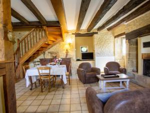 Maisons de vacances Maison Perigourdine avec jardin, WiFi, proche de Sarlat, ideale pour familles et randonnees - FR-1-616-127 : photos des chambres