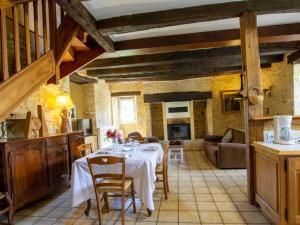 Maisons de vacances Maison Perigourdine avec jardin, WiFi, proche de Sarlat, ideale pour familles et randonnees - FR-1-616-127 : photos des chambres