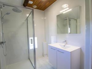 Maisons de vacances Maison Perigourdine avec jardin, WiFi, proche de Sarlat, ideale pour familles et randonnees - FR-1-616-127 : photos des chambres